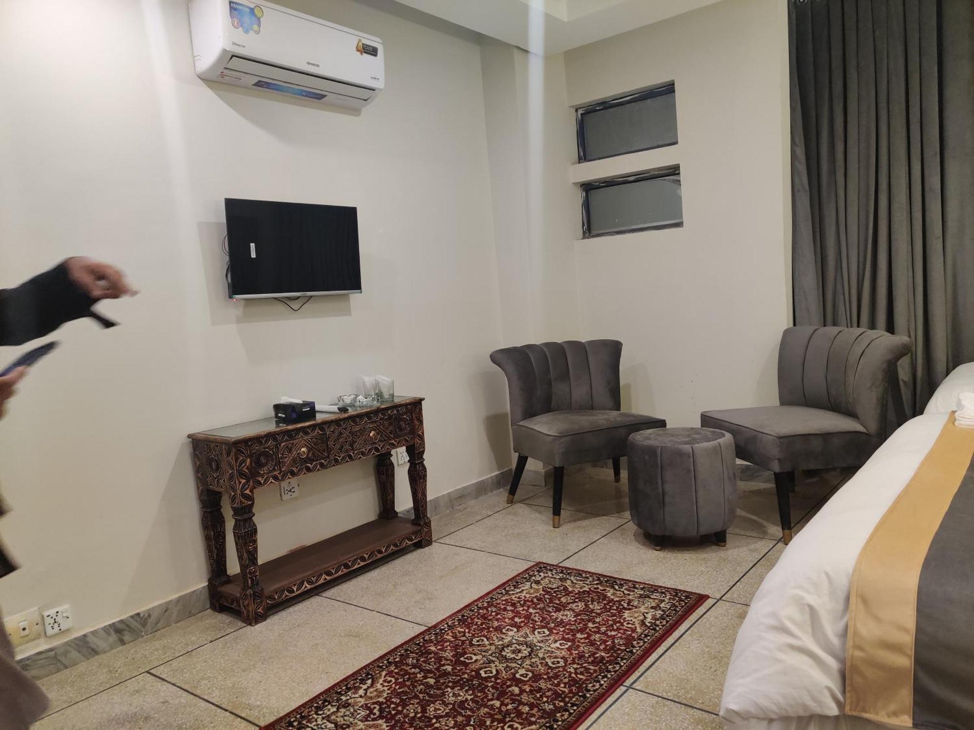 Hotel Swiss Pearl Lahore Habitación foto